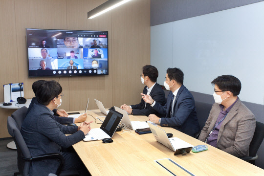 LS전선 직원들이 경기도 안양시 LS타워에서 오스테드의 덴마크 코펜하겐 본사와 영국 런던 법인 등과 화상 회의를 통해 계약을 체결하고 있다. <LS전선 제공>